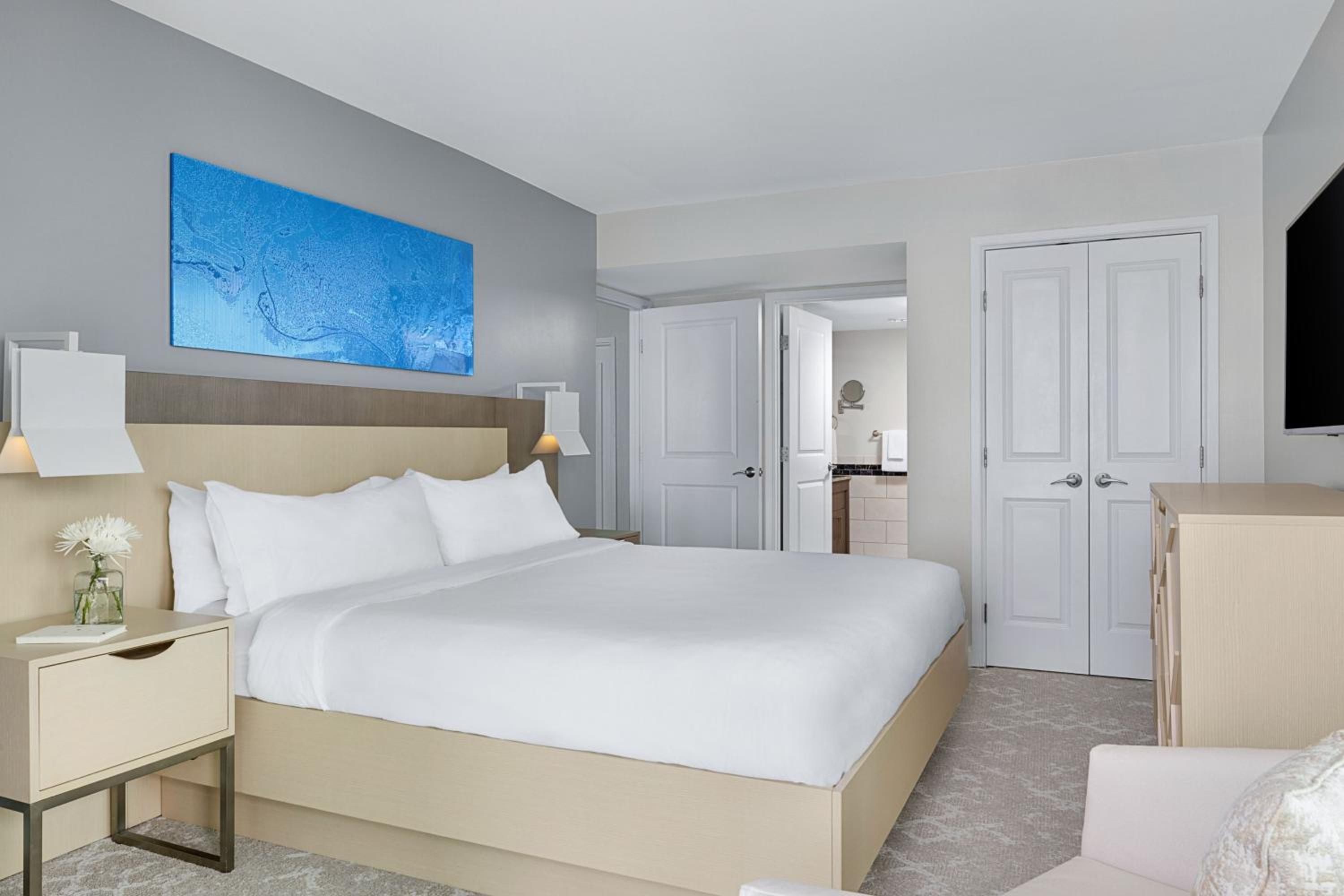 2 Bedrooms, Villa, King Bed, 2 Queen Beds, Gulf Front, Sofa, Balcony