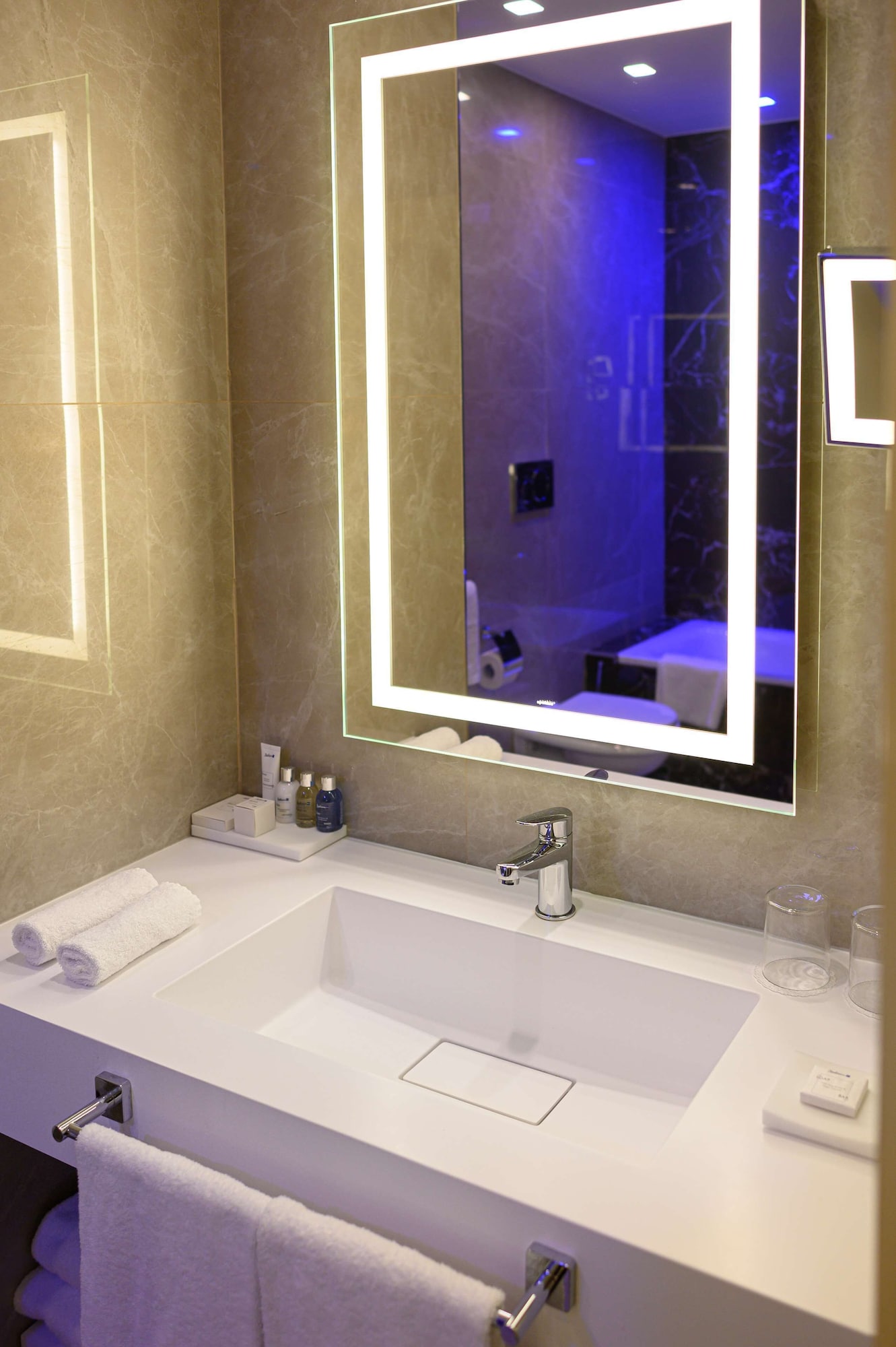 Junior Suite, Queen Bed, Radisson Blu Ghr Hotel Rome 5/7