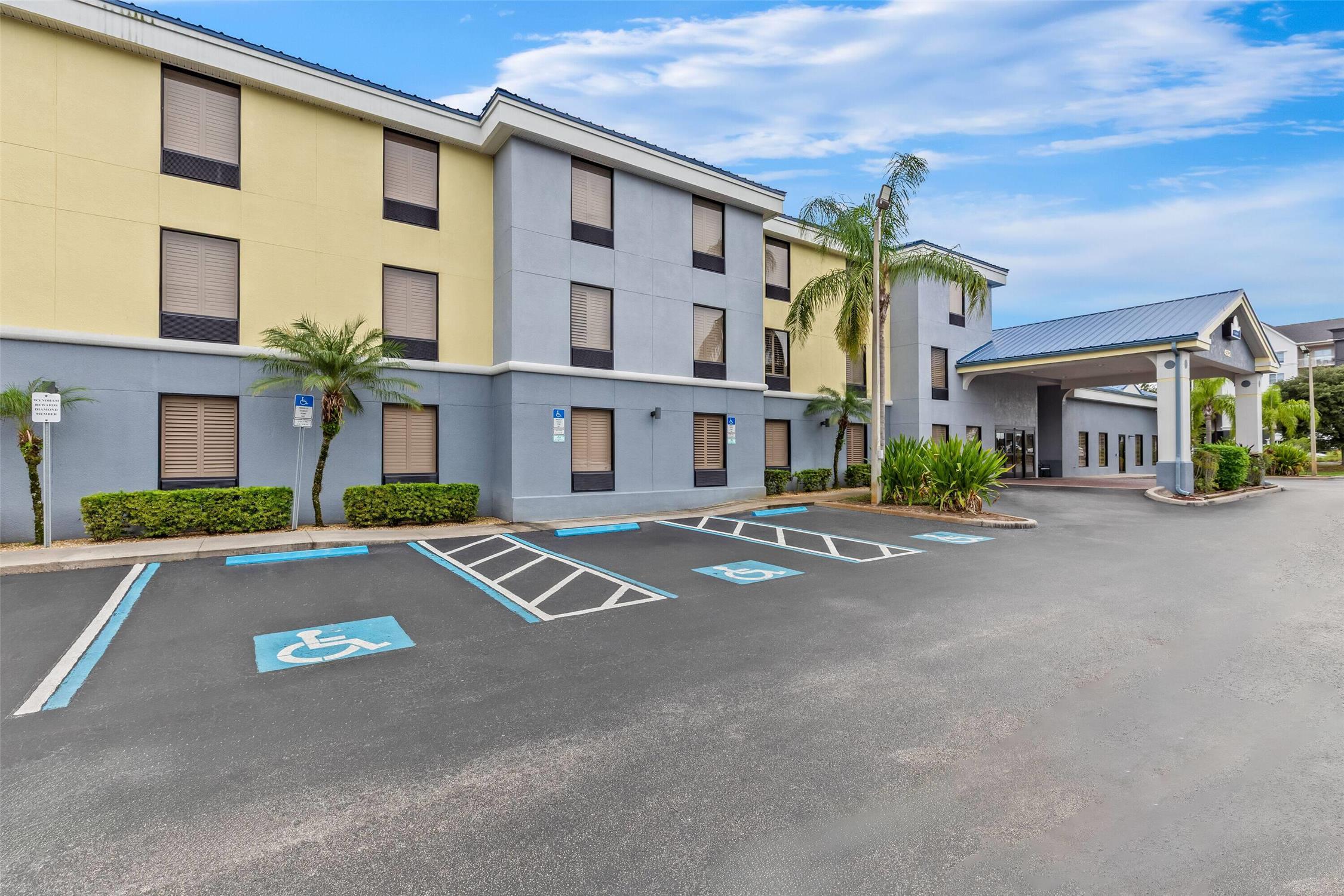 Days Inn & Suites by Wyndham Lakeland 71/85