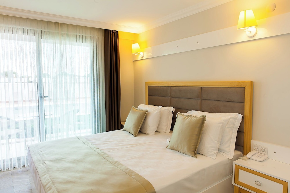 DELUXE, DOUBLE BED, POOL VIEW