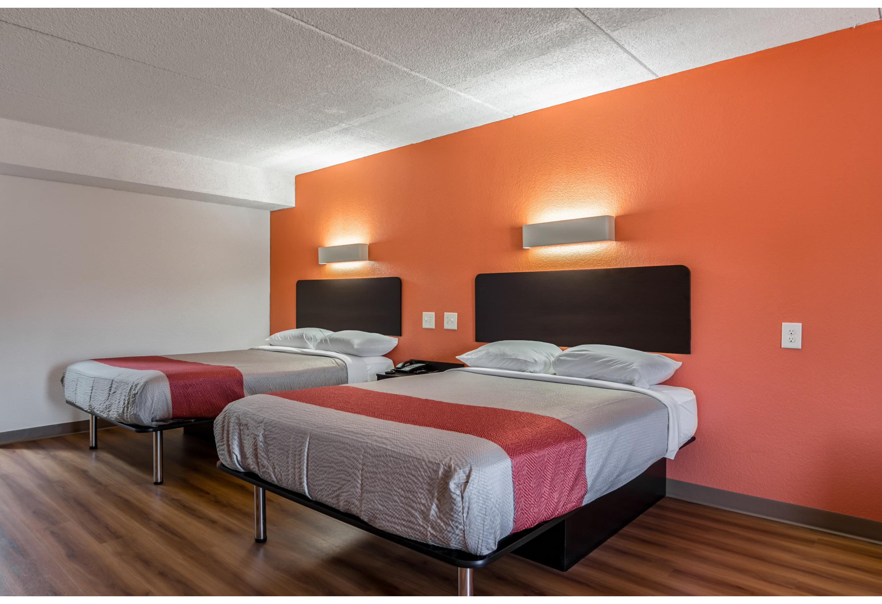 2 Queen Beds - Mobility Accessible Ri Shwr Nsmk