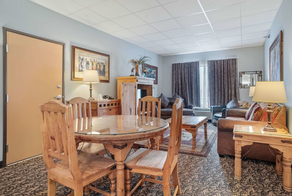 Elevation Inn & Suites, Trademark Collection by Wyndham 24/27