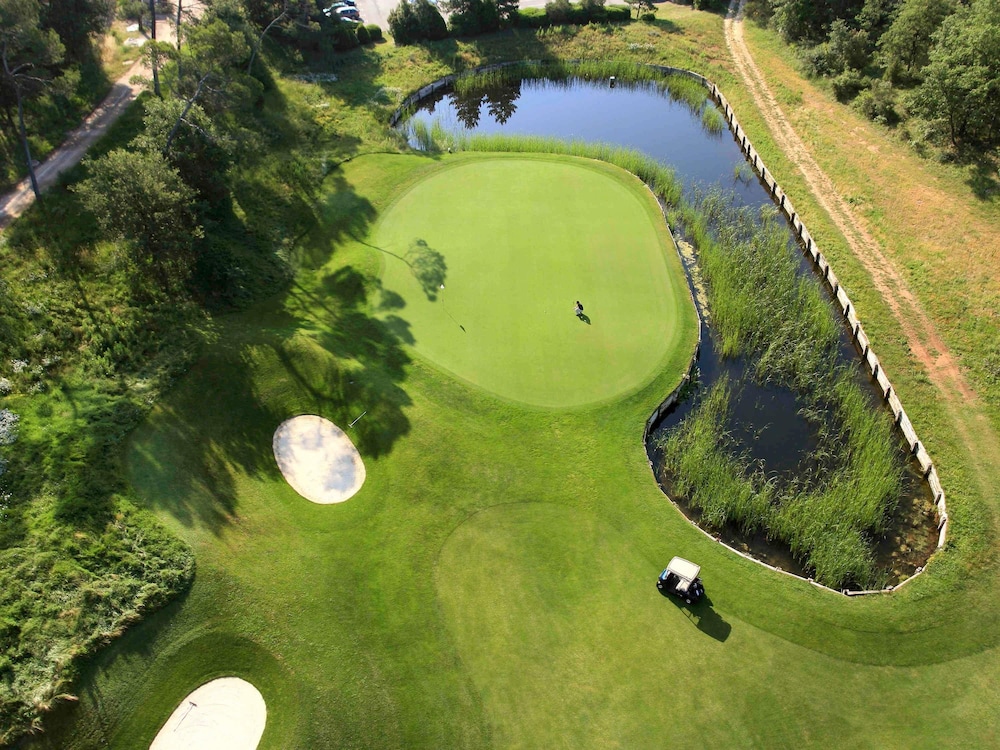 Mercure Brignoles Golf de Barbaroux and Spa 70/73