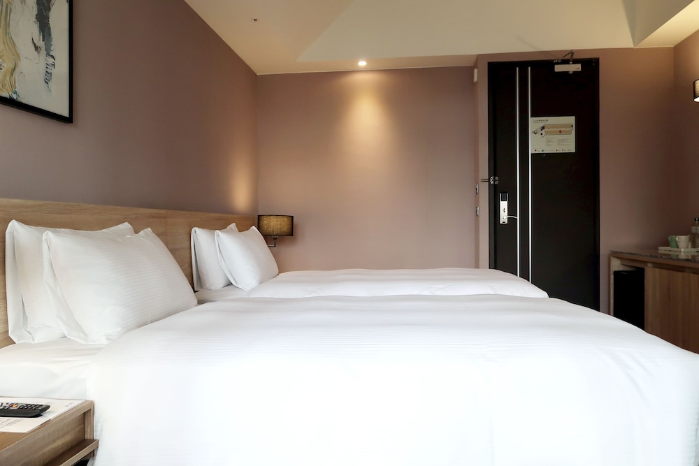 The HO Hotel 18/60
