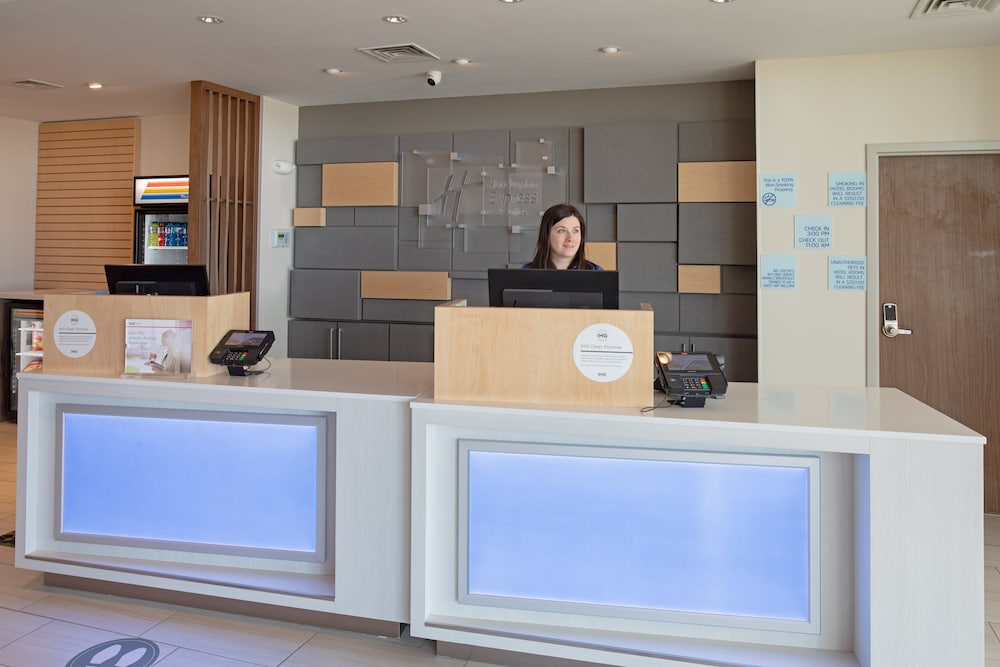 Holiday Inn Express & Suites Goodland I-70 2/45