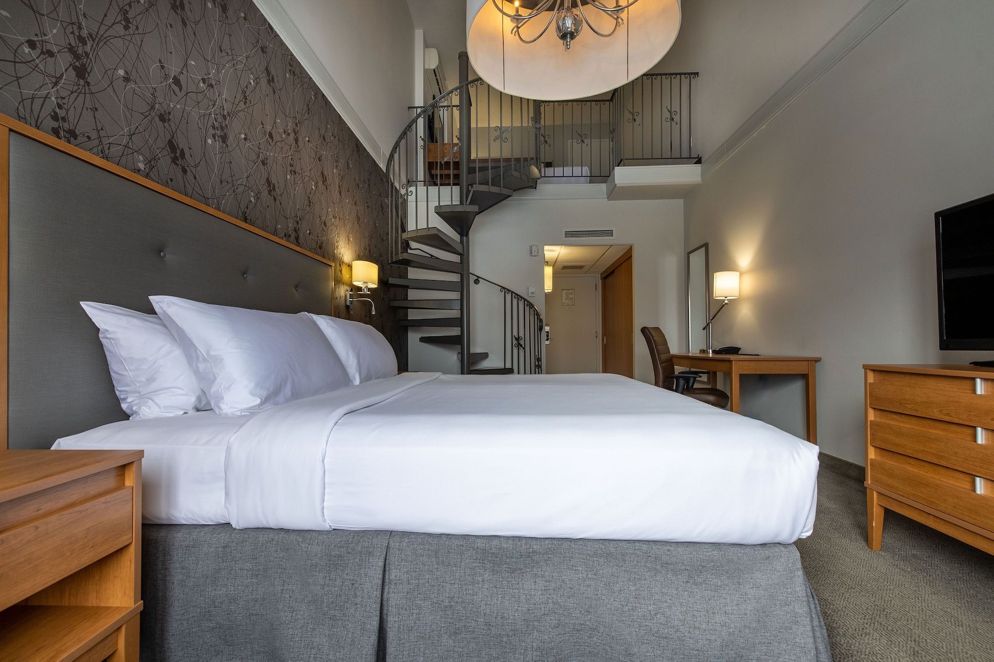 جناح جونيور بسرير كينج وسرير كوين بإطلالة على الجبل، Chateau Bromont 3/8