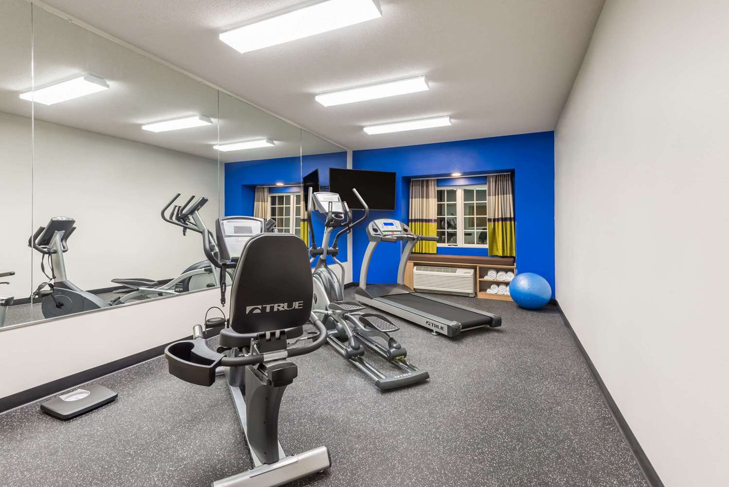 Microtel Inn And Suites By Wyndham New Martinsville 13/29