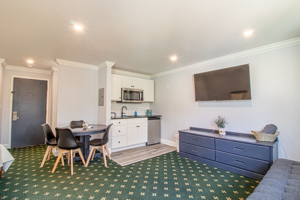 The Niantic Inn 8/50