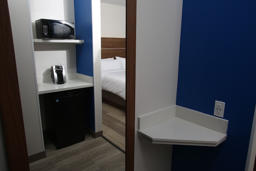 Holiday Inn Express Mccook 11/45