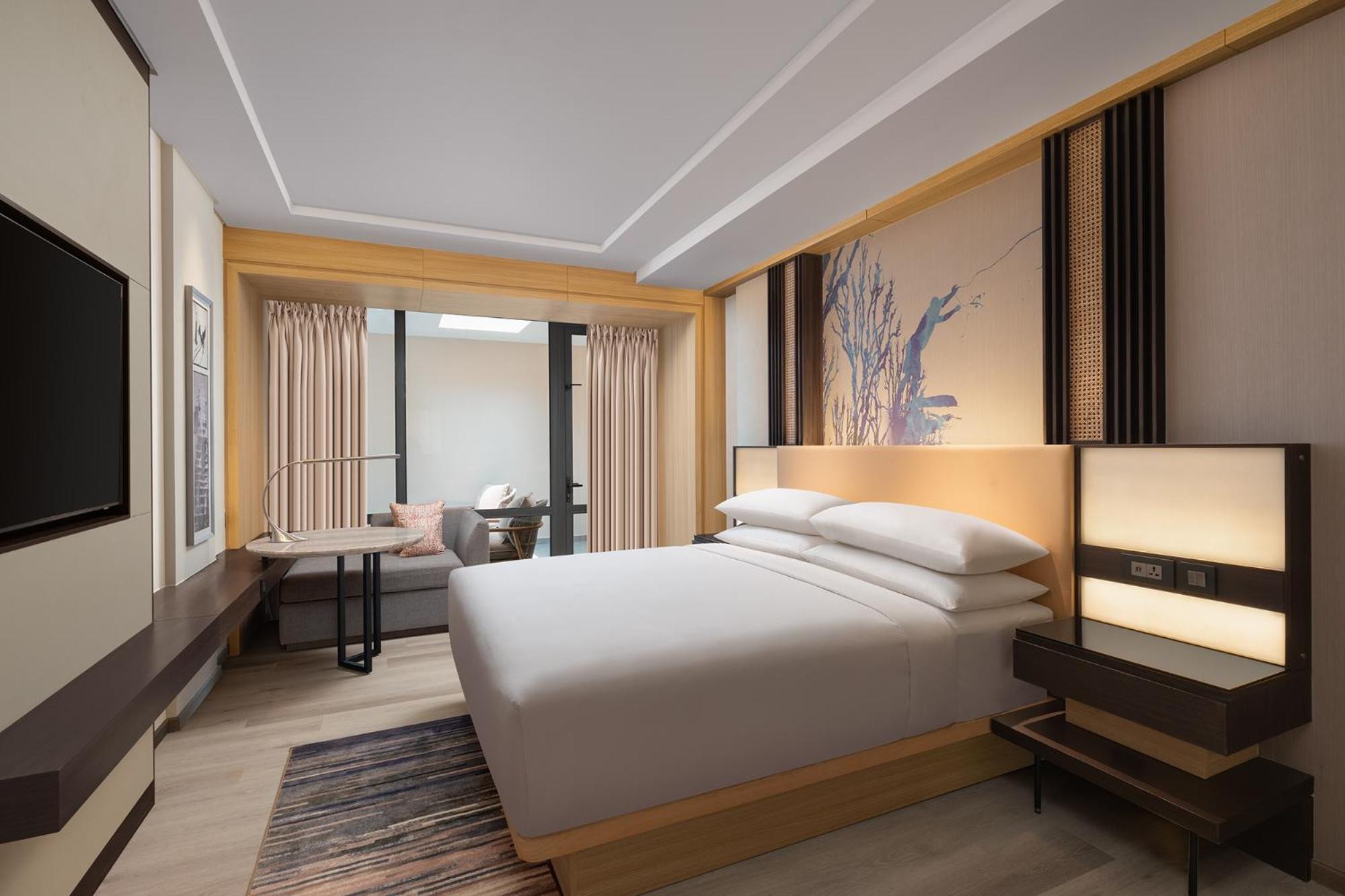 Courtyard, Suite, King Bed, Partial Pool View, Balcony
