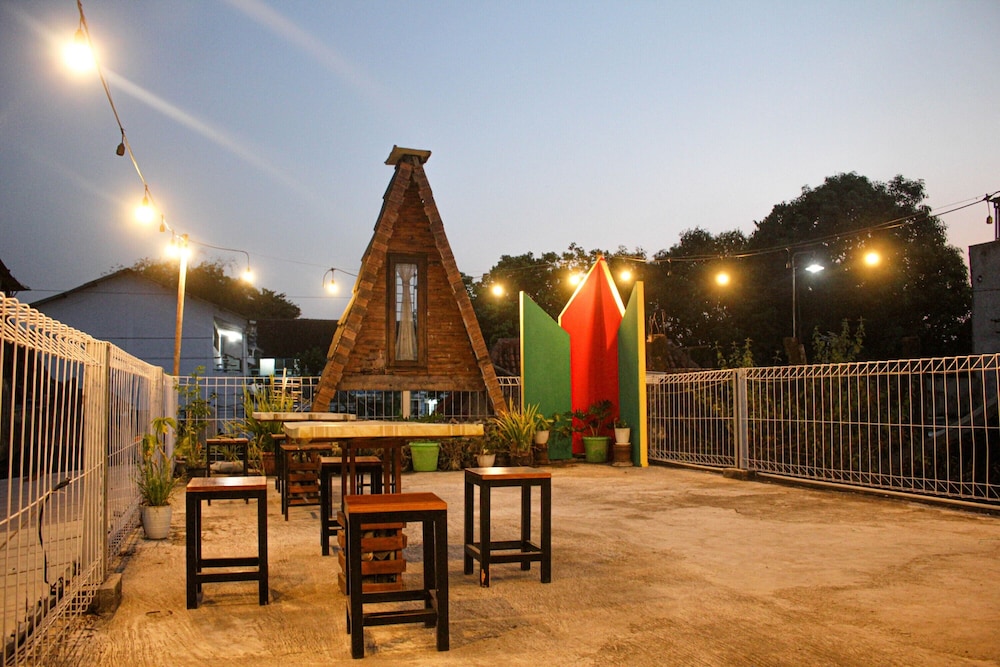 Super OYO Capital O 2258 Santana Syariah Guest House 39/41