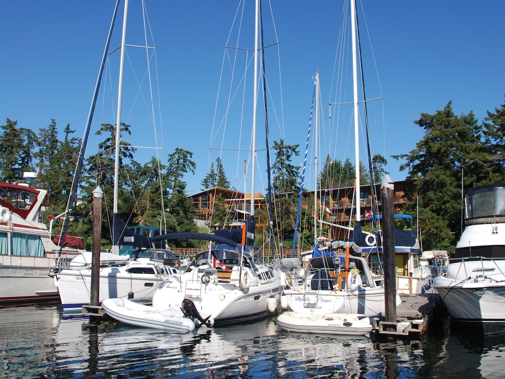 Brentwood Bay Lodge Spa 32/64