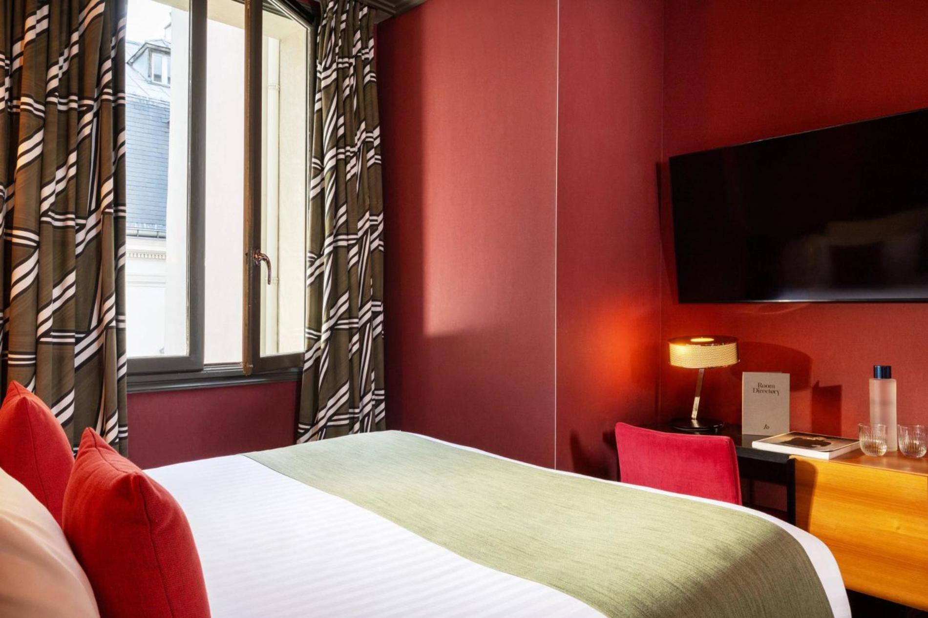ROOM, DOUBLE BED