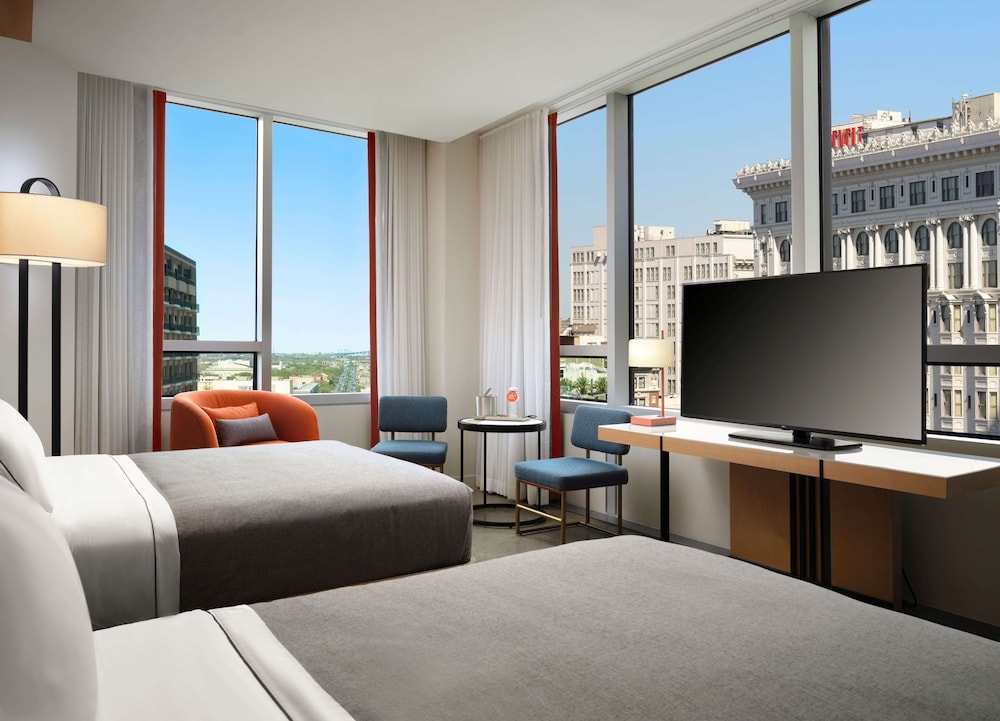 غرفة بريميوم ركنية بسريرين كوين، Canopy by Hilton New Orleans Downtown 2/2