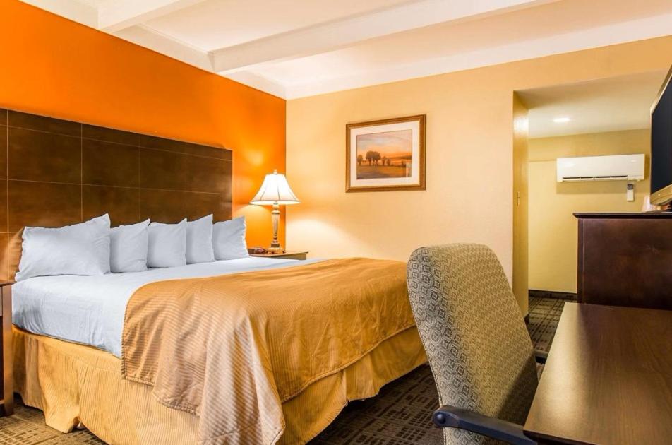 Hamden Hotel and Suites HAMDEN - NEW HAVEN 6/20