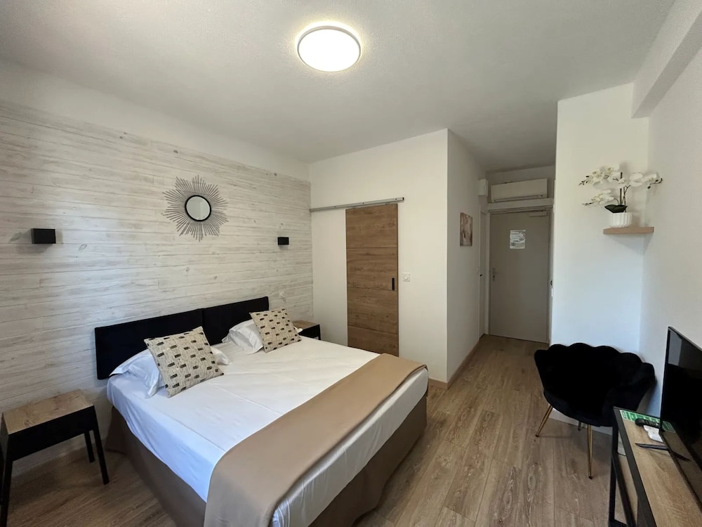 Aiglon Bylitis Hotel 30/66