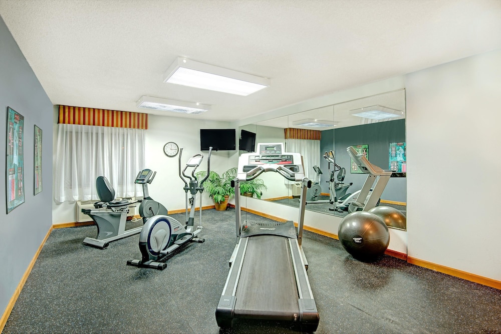 Days Inn & Suites By Wyndham Kansas City South 22/43