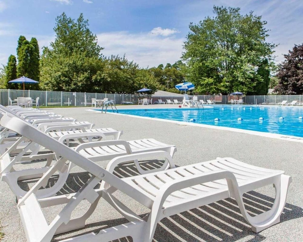 Parkview Inn and Conference Center (ex Econo Lodge) 32/50