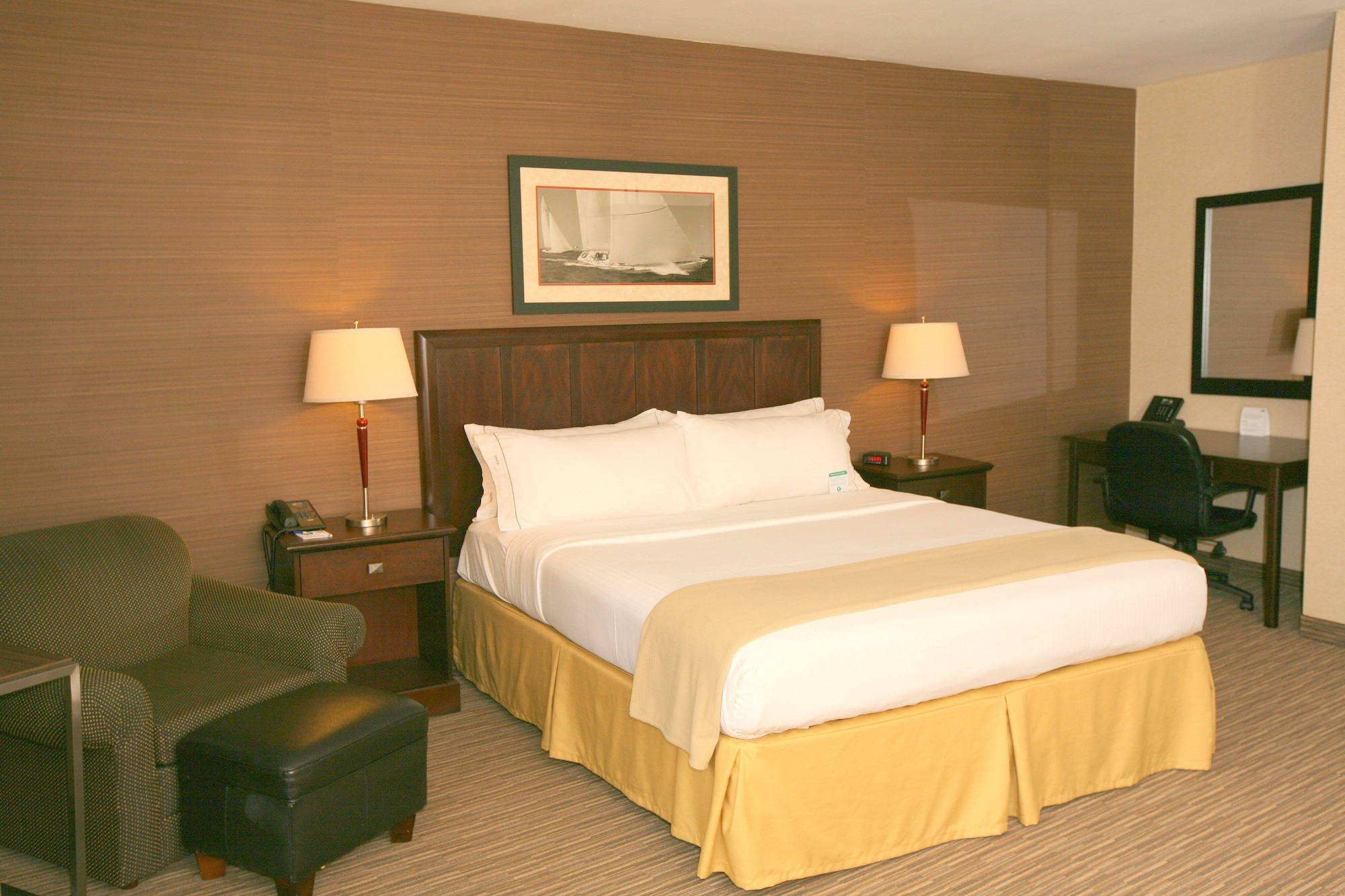 جناح بسرير كينج مع أريكة، HOLIDAY INN EXPRESS SAN DIEGO SOUTH - CHULA VISTA 7/10