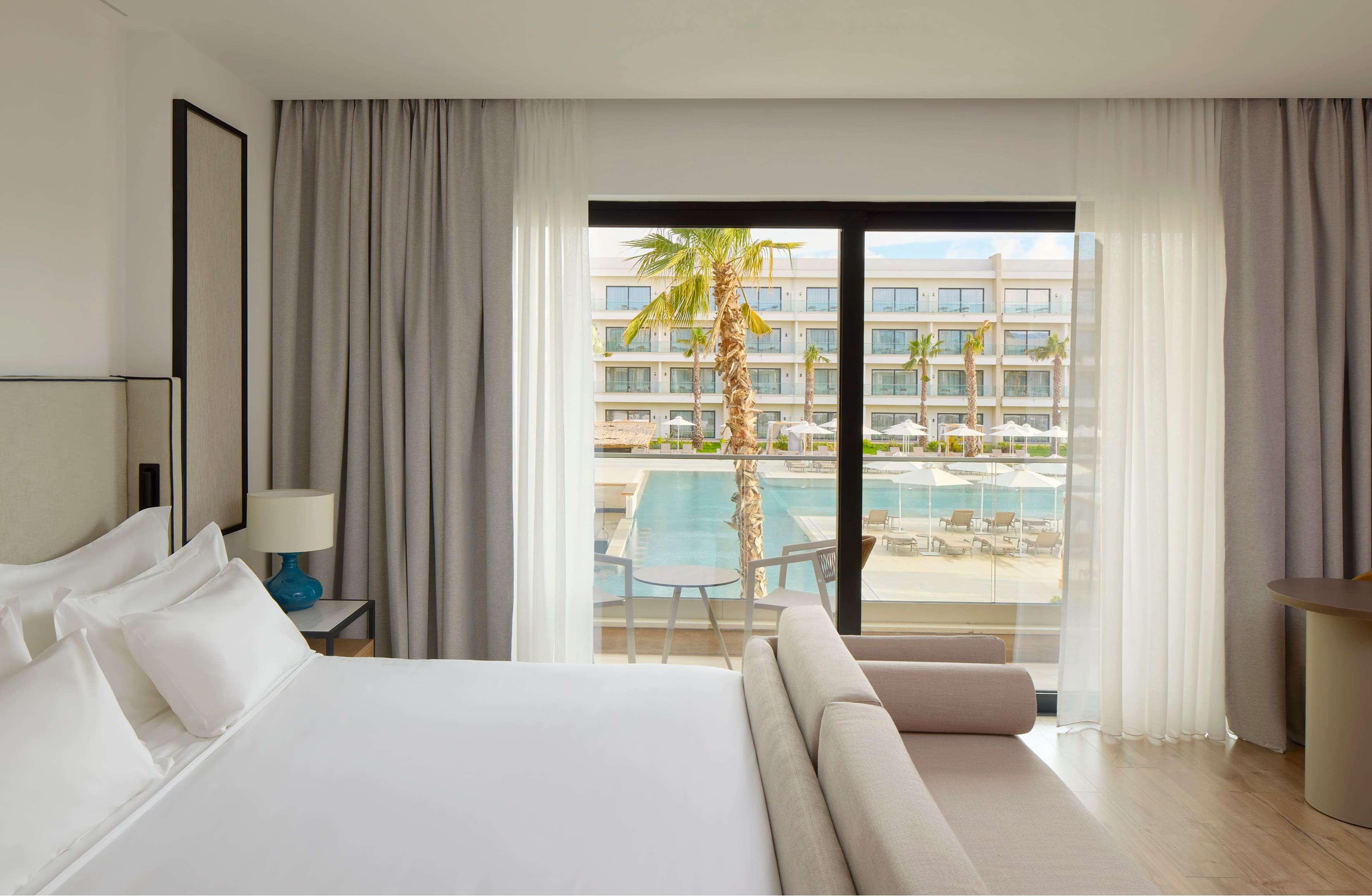 Deluxe, Infinity Pool View