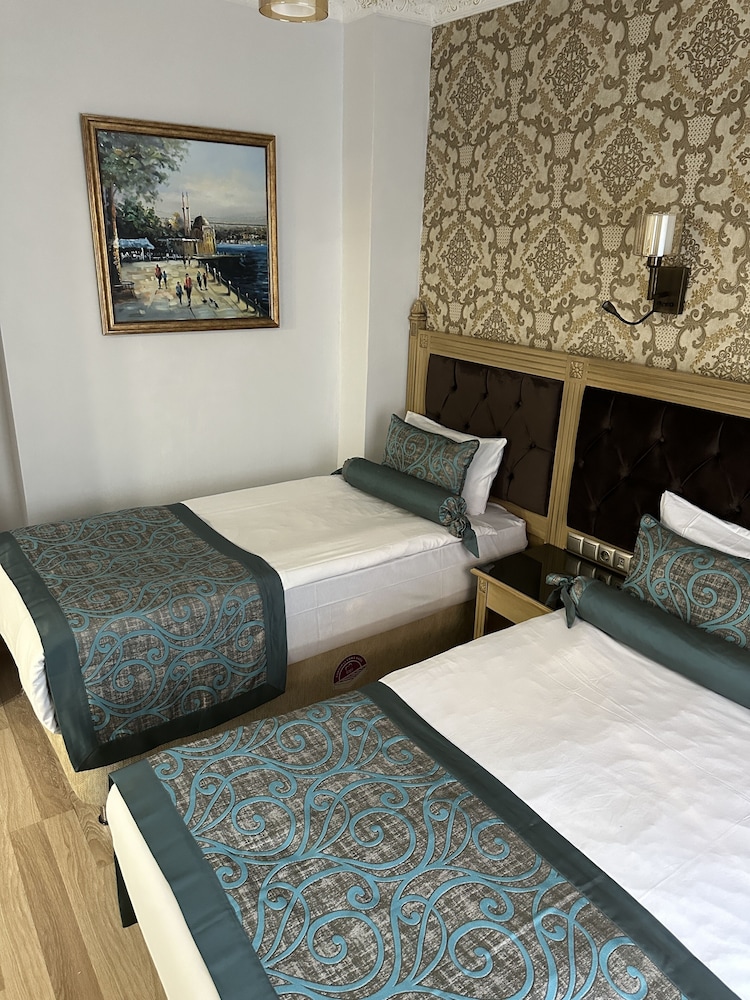 Blue Tuana Hotel 35/70