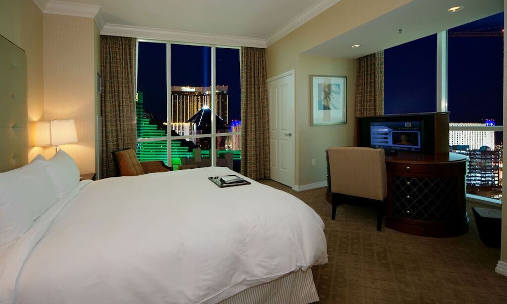 1 Bedroom, Suite, King Bed, Strip View, Balcony، Jet Luxury Resorts @ The Signature Condo Hotel 4/8