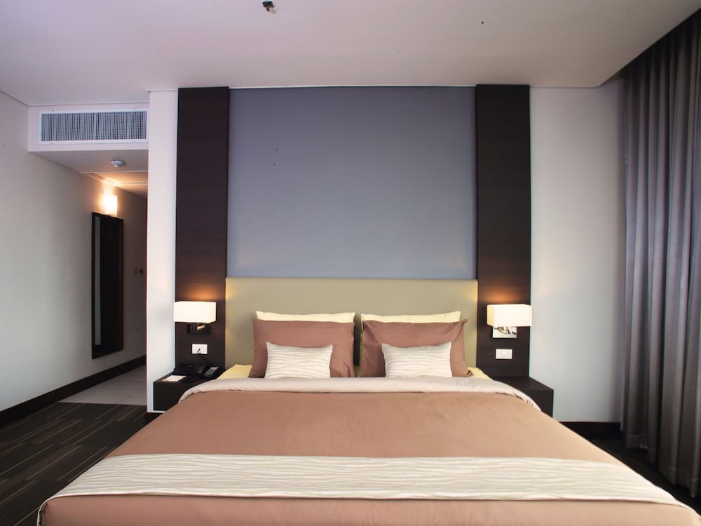 SUPERIOR, DOUBLE OR TWIN BED, CITY VIEW