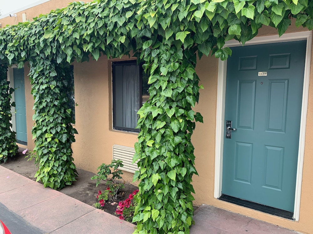 Monterey Oceanside Inn 2/43