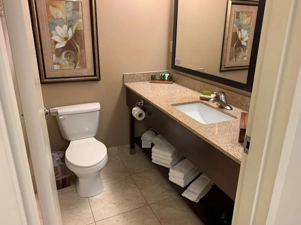 Fourwinds Lakeside Inn Marina 45/48