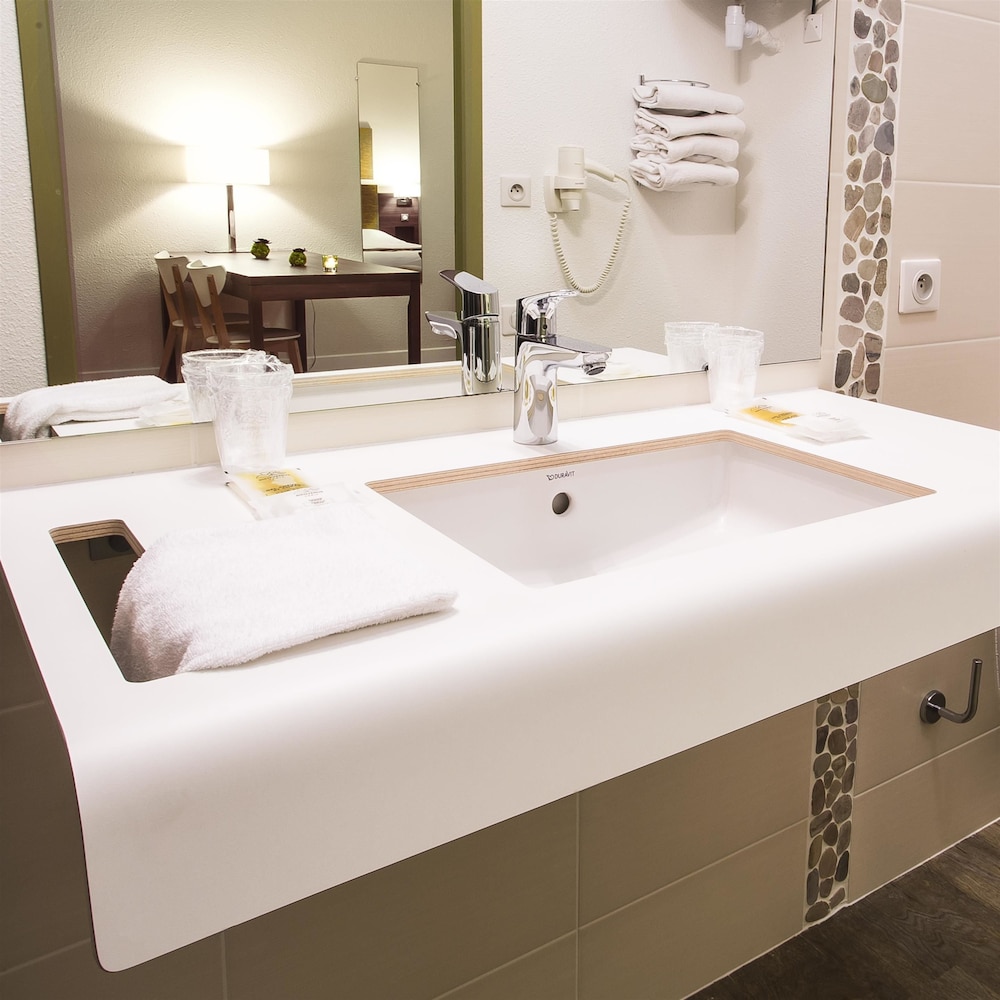 Kyriad Chambery Centre Curial 54/54