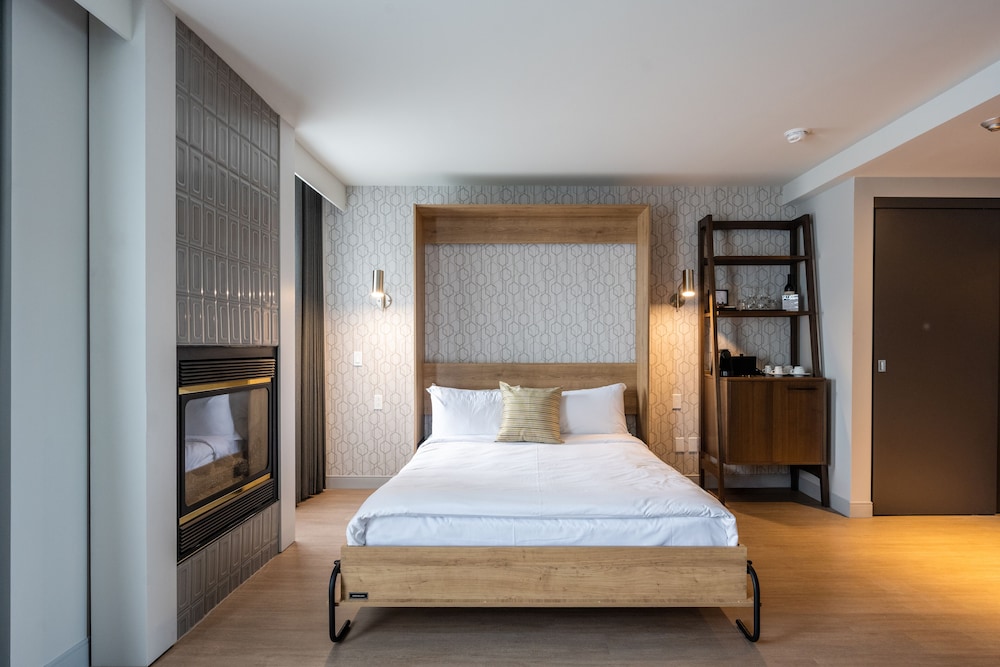 Economy, Queen Murphy Bed