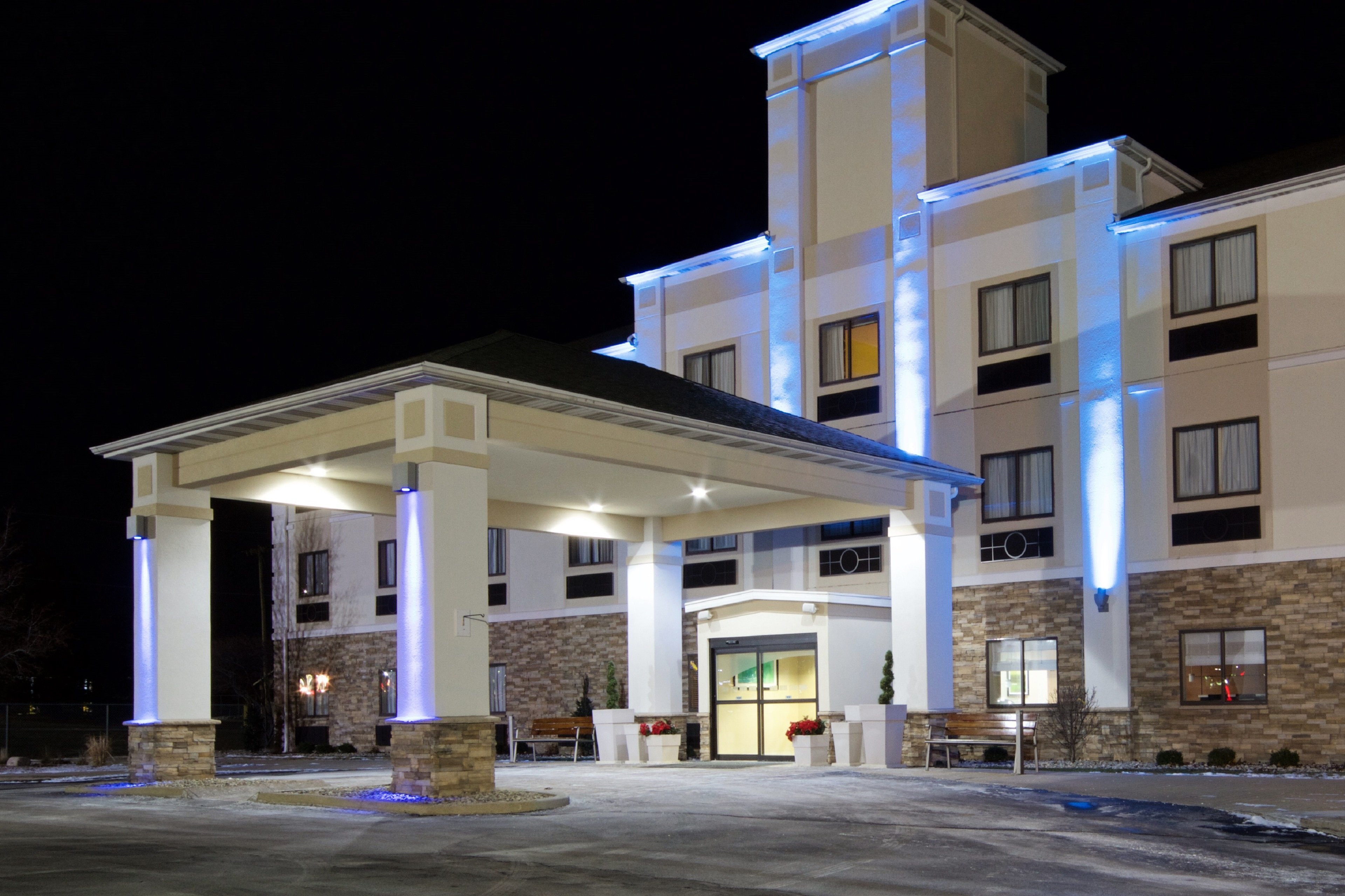 HOLIDAY INN EXPRESS ADRIAN 45/48
