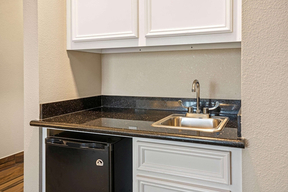 La Quinta Inn & Suites by Wyndham Houston - Magnolia 44/48