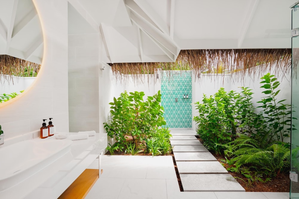Nova Maldives 10/78