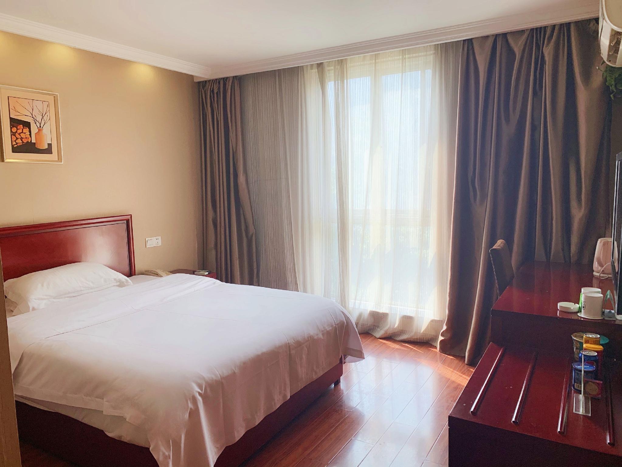 Feature, Queen Bed