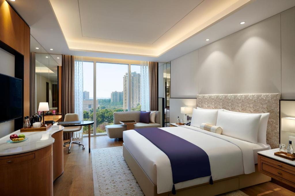 DELUXE, KING BED
