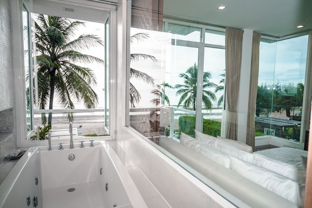 4 Bedrooms, Pool, Villa, King Bed, 3 Queen Beds, Beach Front، Tolani Le Bayburi Villas Pranburi 10/10