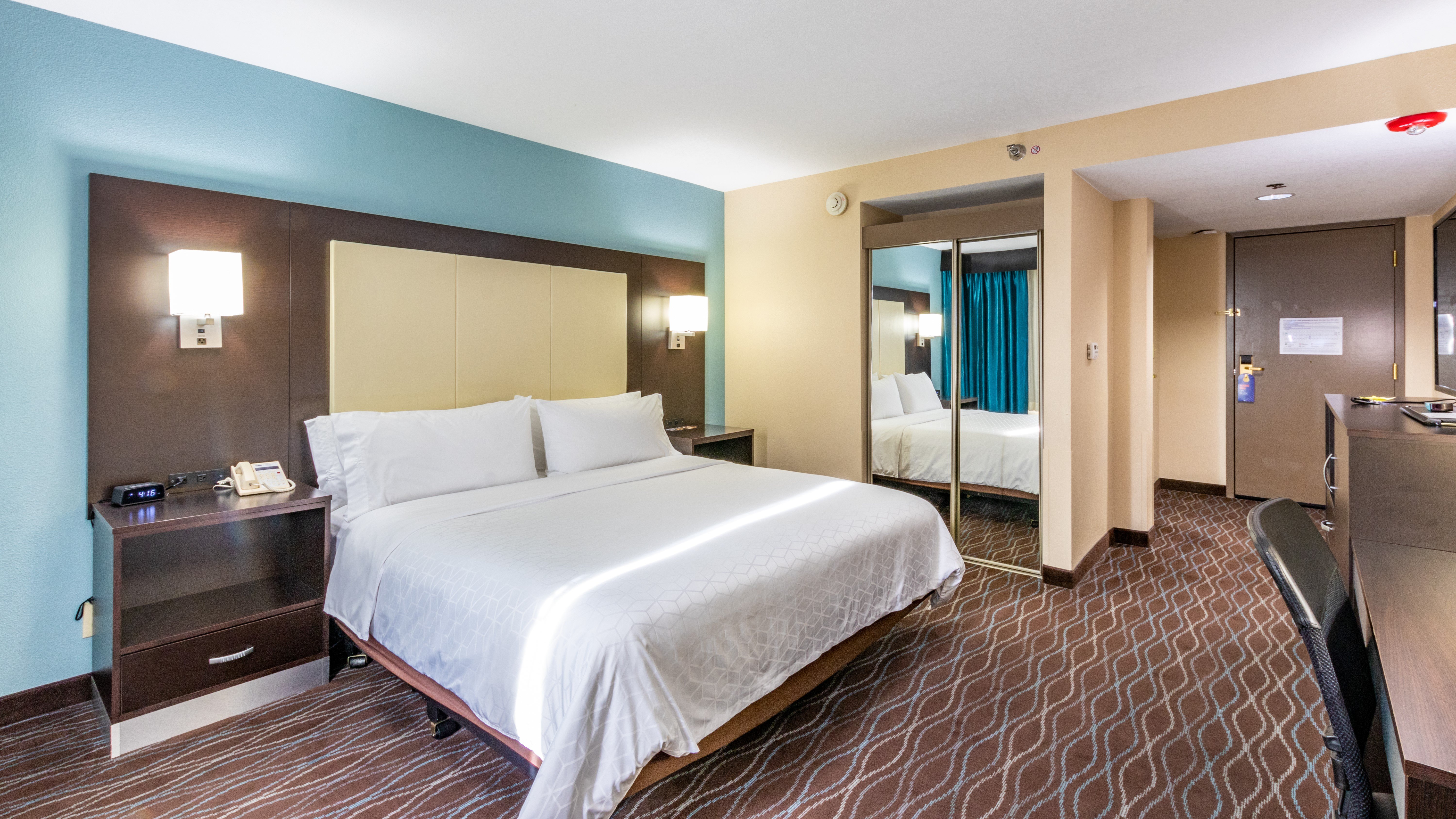 Room, King Bed, Mountain View