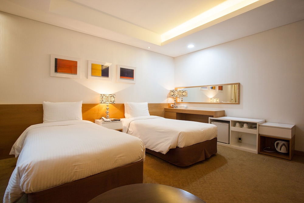 Pharos Hotel 18/68