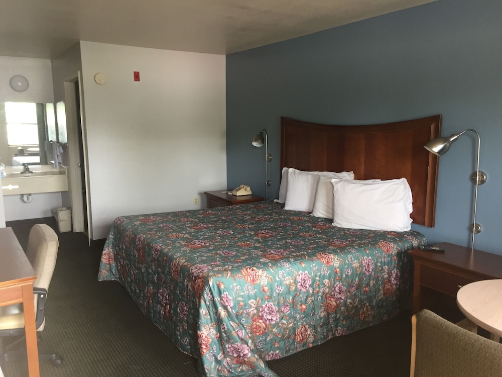 Sunset Inn 4/13