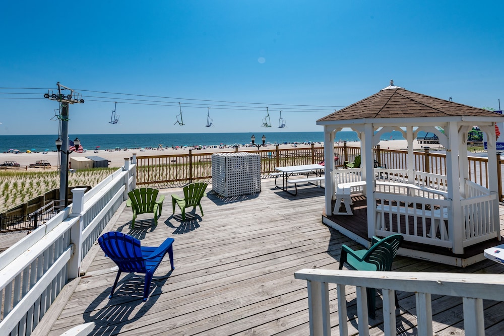 Boardwalk Hotel Charlee Beach House Rentals 38/50