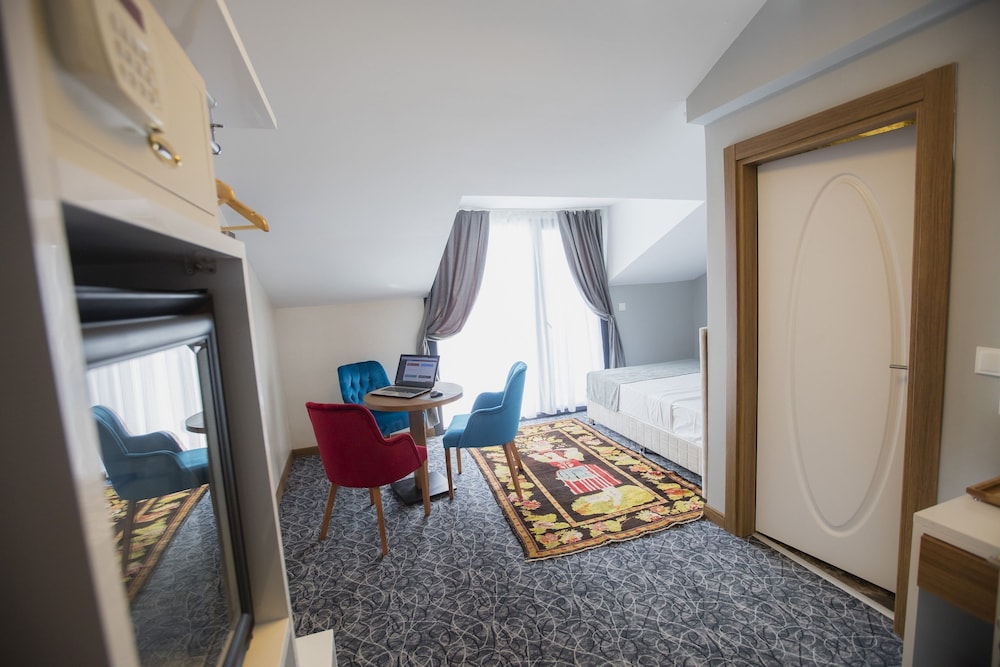 ROYAL INCI AIRPORT HOTEL 33/67