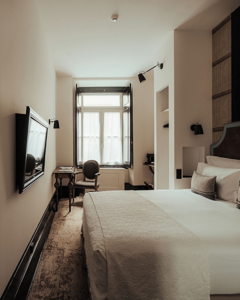 STANDARD, KING BED, INTERIOR VIEW, PATIO