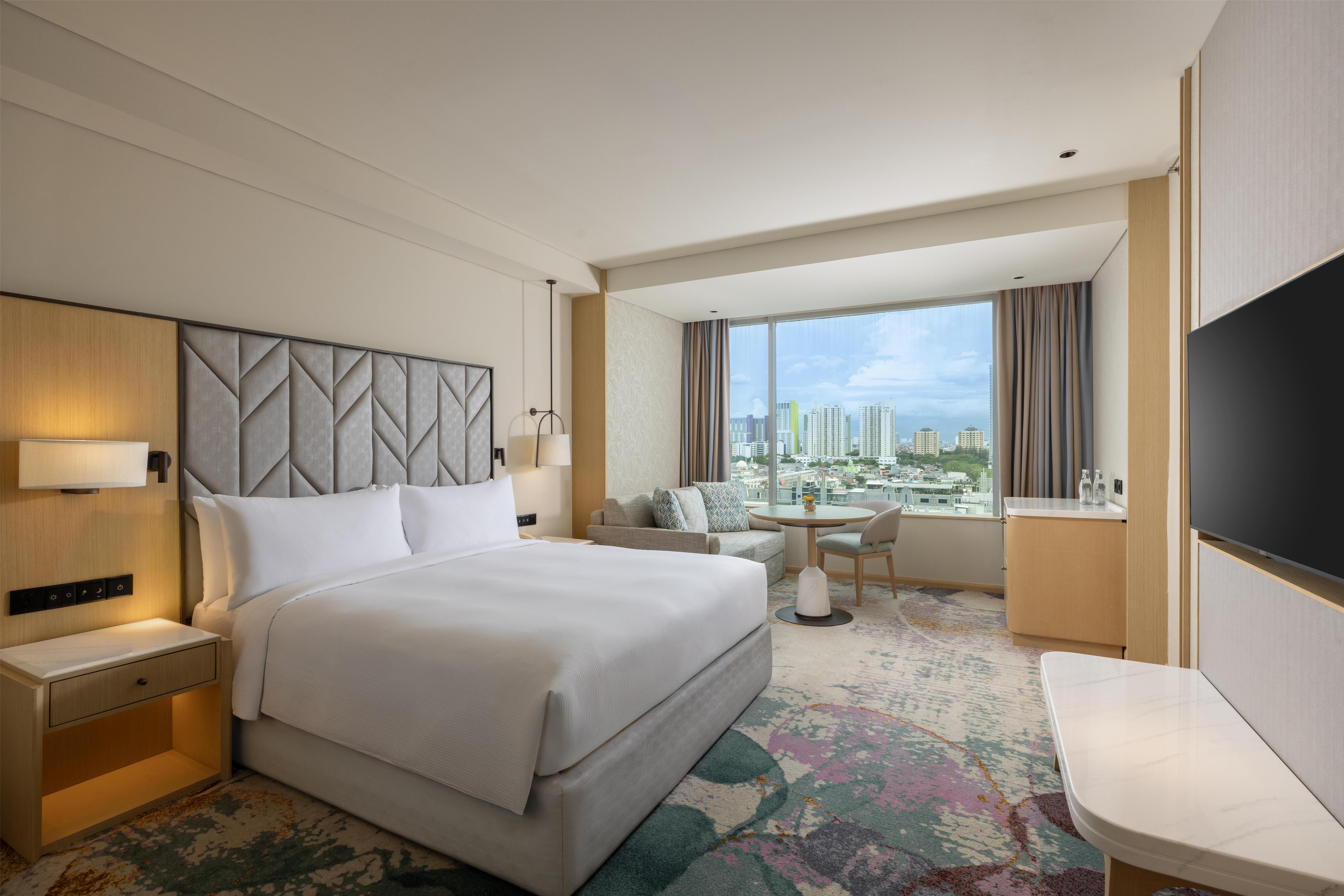 Guest Room, King Bed, City View
