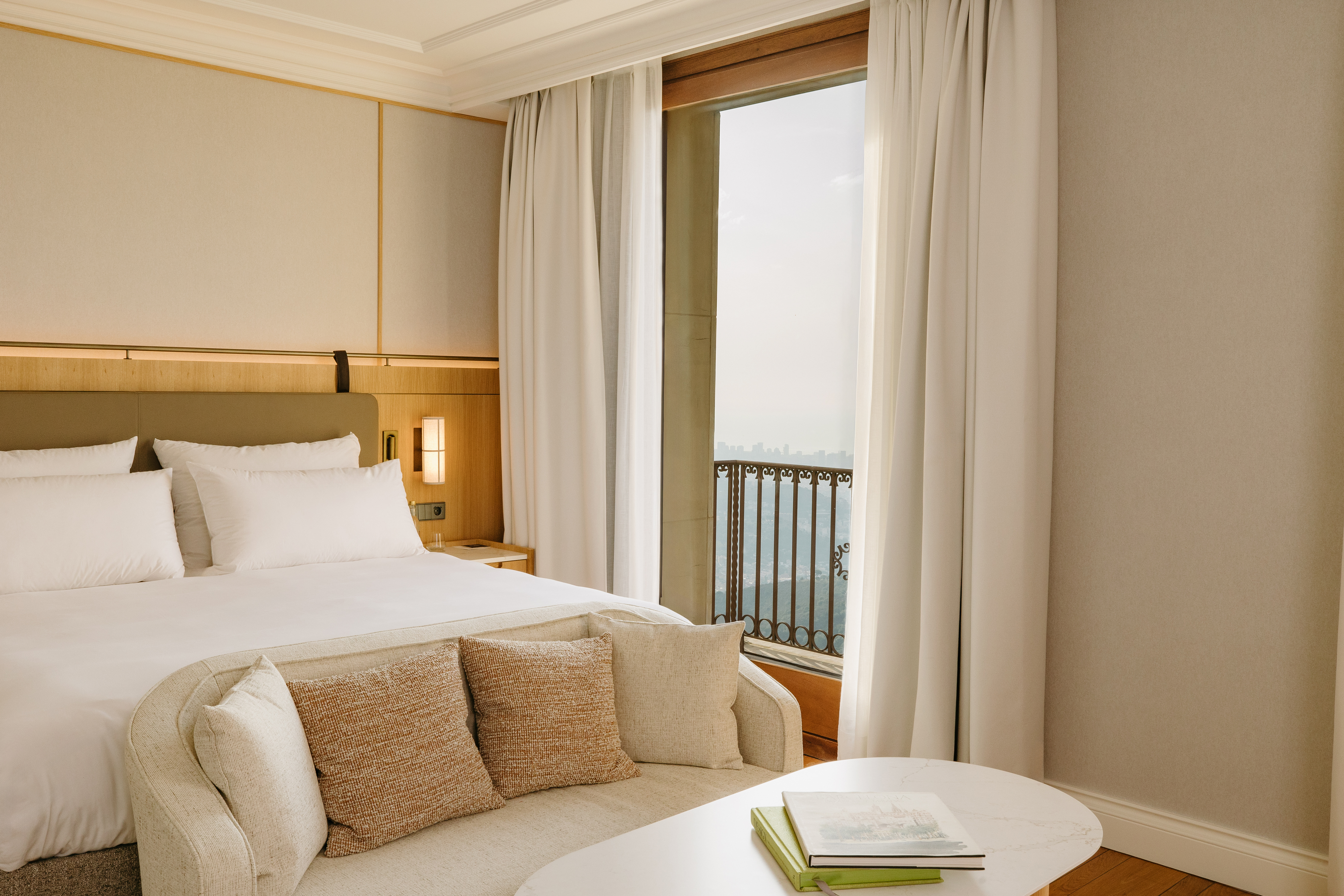 DELUXE, DOUBLE OR TWIN BED, SEA VIEW