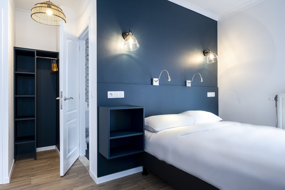 ROOM, QUEEN BED