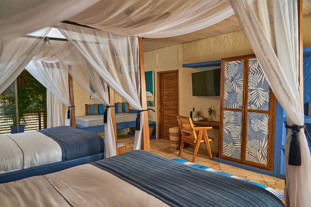 SUPERIOR, 2 DOUBLE BEDS, PARTIAL OCEAN VIEW