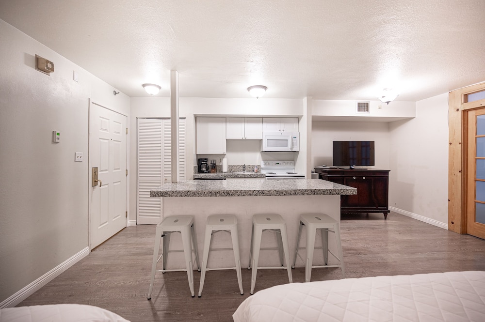 1Bd1Ba w BonusRM Stay Together Suites 57/62