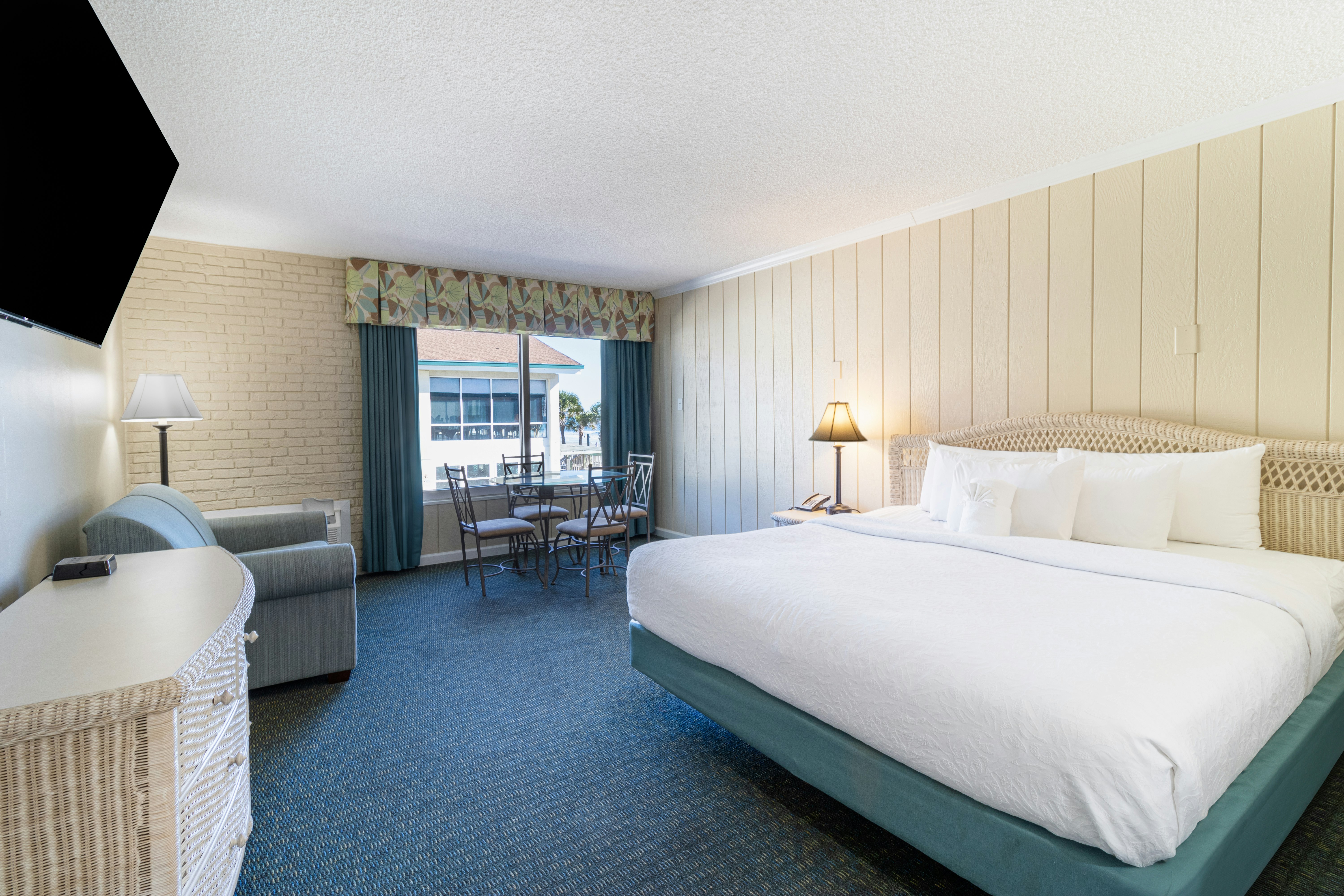 The Oceanfront Litchfield Inn 13/75