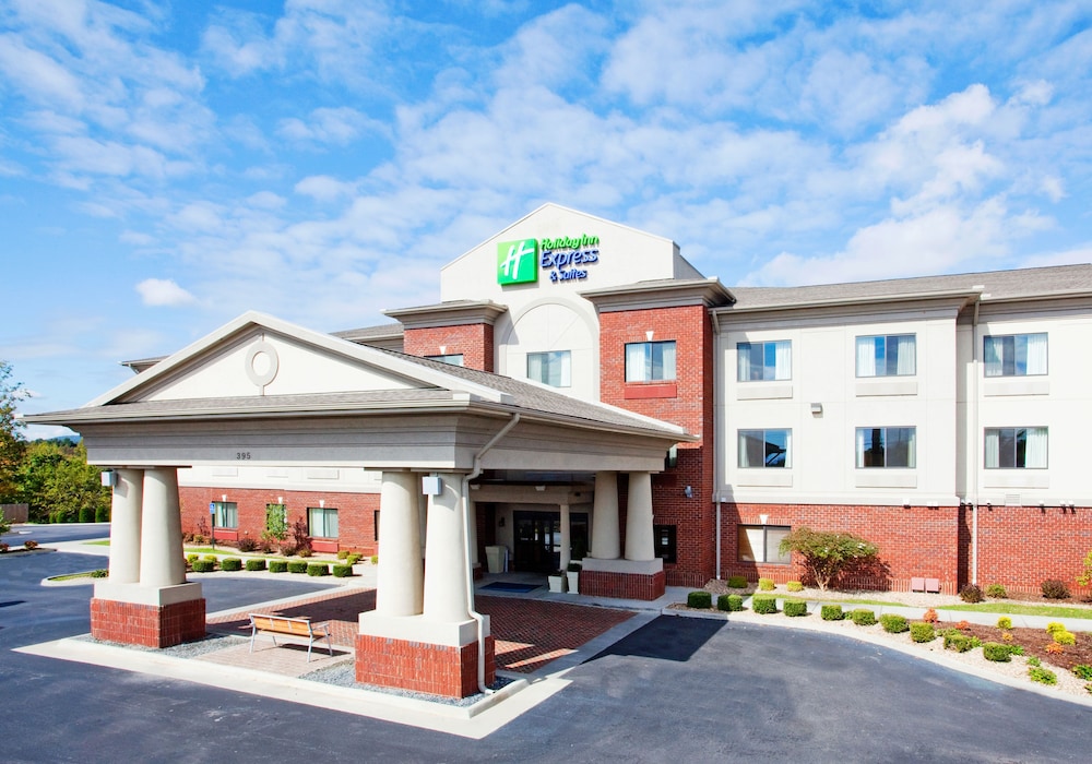 Holiday Inn Express & Suites Rocky Mount/Smith Mtn Lake 1/75